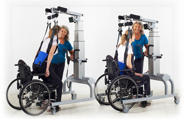 Frau im Rollstuhl am LiteGait in der Physiotherapie nach Physioaspect